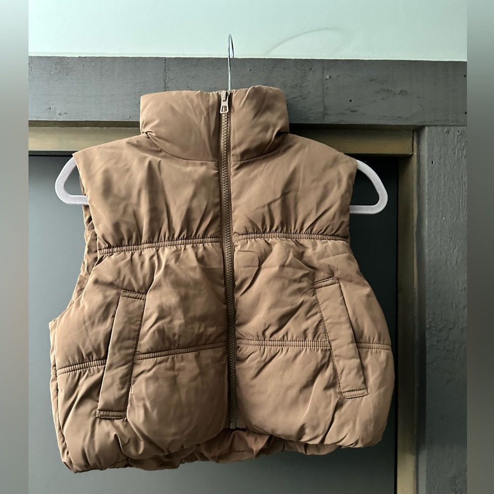 H&M chocolate brown cropped puffer vest